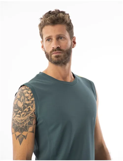MAN SLEEVELESS T-SHIRT
