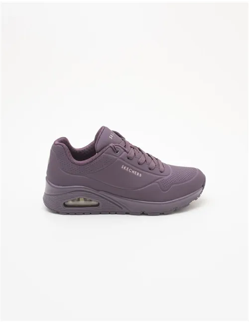 SNEAKER STAND ON AIR