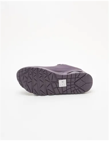 SNEAKER STAND ON AIR