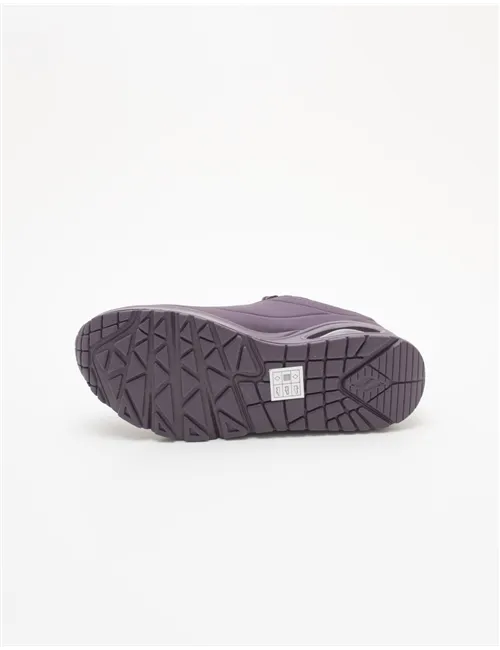 SNEAKER STAND ON AIR