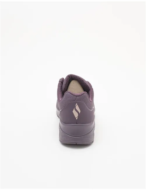 SNEAKER STAND ON AIR